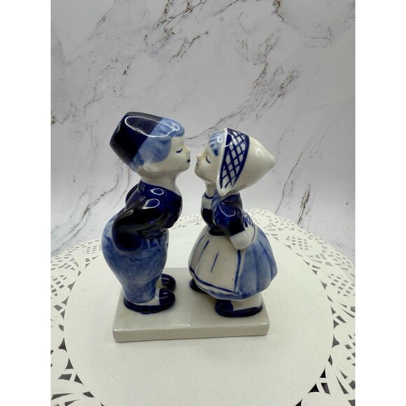 Delft Blue 5" Figurine Boy & Girl Kissing Made In Holland Hand Painted 755 - Picture 2 of 9